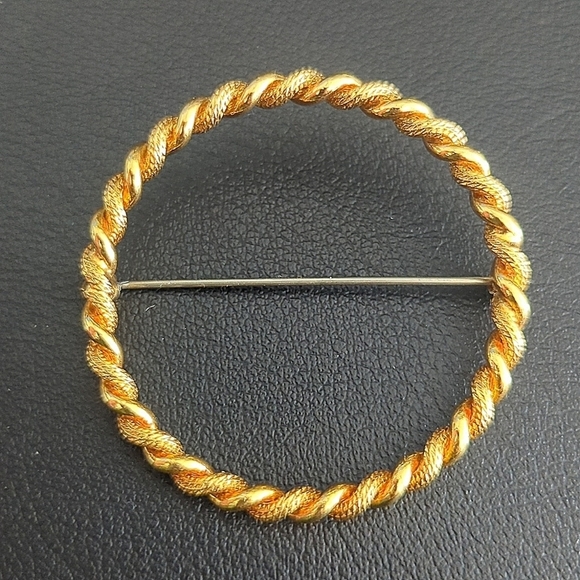 Vintage Jewelry - Vintage Gold Rope Circle Brooch Pin